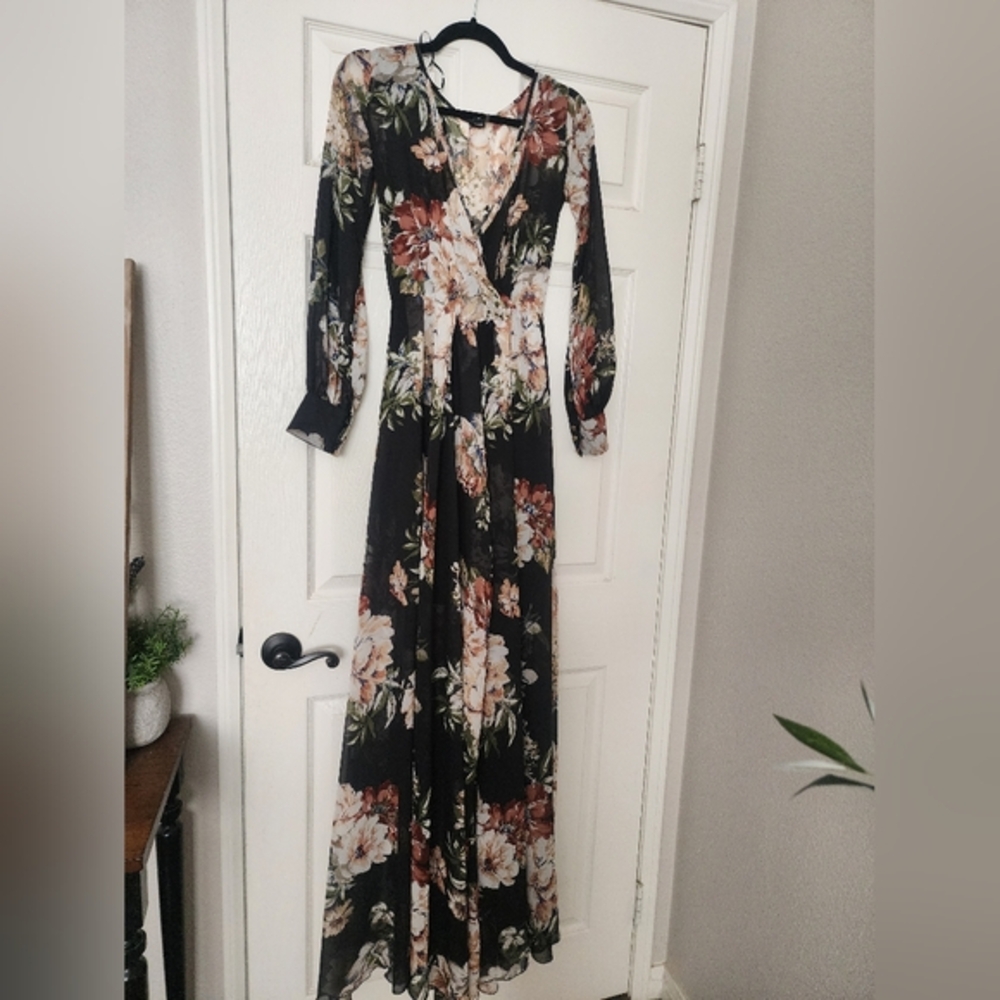 Long Chiffon  Windsor Dress, size Small. Black Floral.
